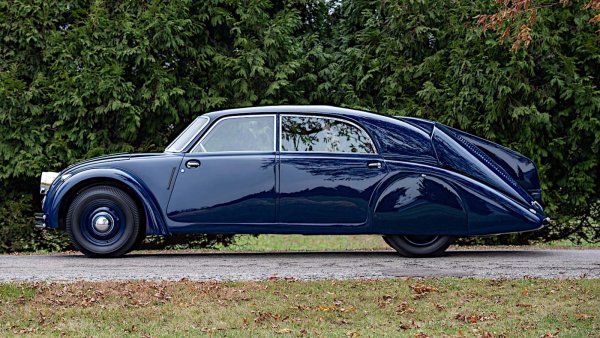 Ако някой се опита да ви каже, че Източна Европа никога не е била от значение в автомобилния свят, покажете му тази кола. Необикновена е. След като постигна успех в производството на сравнително обикновени автомобили, Tatra поема по напълно нов път с удивително аеродинамичния 77. Моделът прави дори шокиращия Chrysler Airflow от същата година да изглежда като скука.

Монтиран отзад (място, което Tatra предпочиташе и през 90-те) е 3,0-литров V8 с въздушно охлаждане, чийто капацитет е увеличен до 3,4 литра за 77A. Дори в по-слабата си форма, двигателят може да тласне 77 до скорост от около от 144 км в час, демонстрирайки  аеродинамичната ефективност. Но това никога няма да стане популярна кола и са произведени само около 250 екземпляра от двете версии.